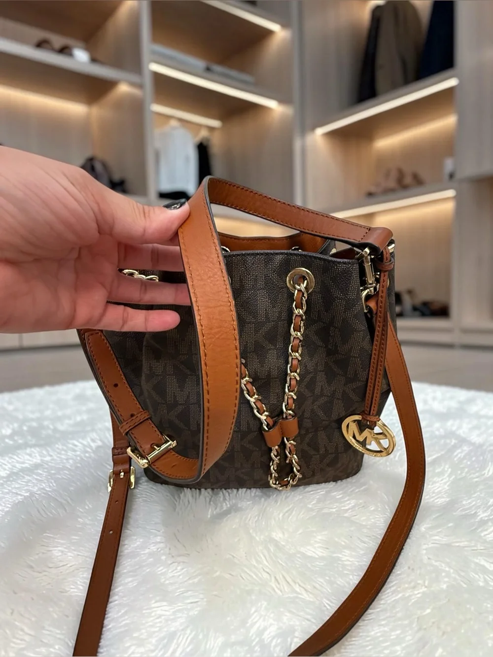 ✨ LIKE NEW ✨ Michael Kors Frankie Large Drawstring Bucket Bag - Brown Monogram